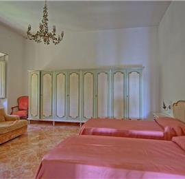 6 bedroom villa with large pool and tennis court near Arezzo, Southern Tuscany, sleeps 12